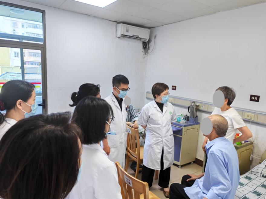 侯海晶开展学术指导。