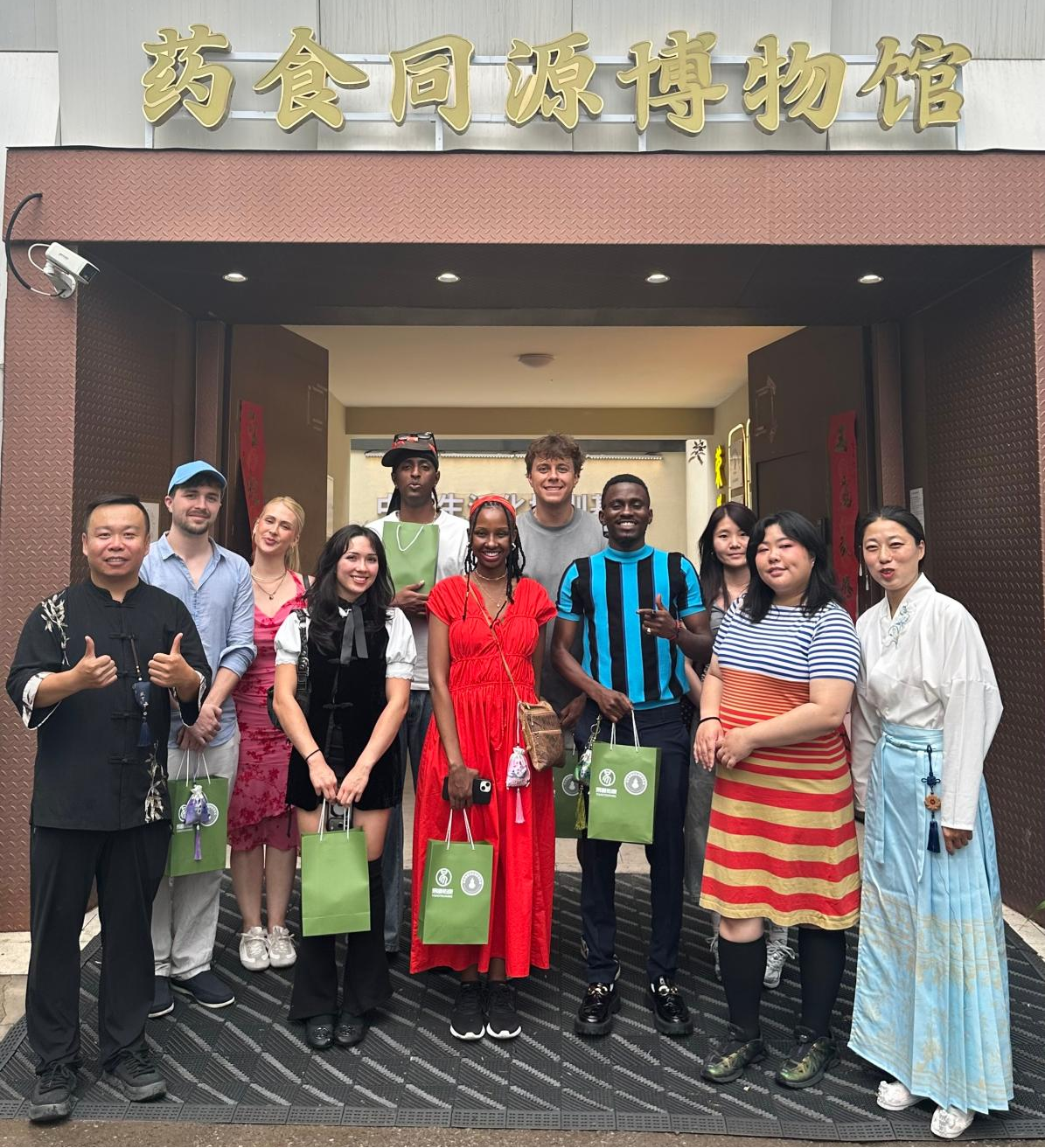 海外博主走进北京佑康药食同源博物馆开展文化交流。