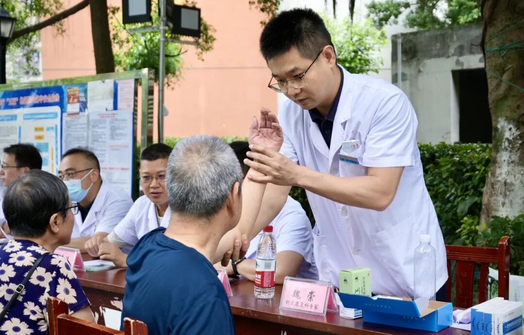 市民在接受专家问诊