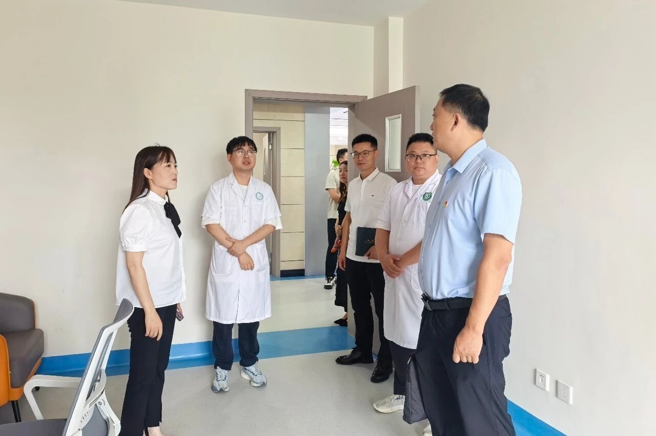 三台县中医院一行实地参观三台县精神病院青少年心理健康服务中心。