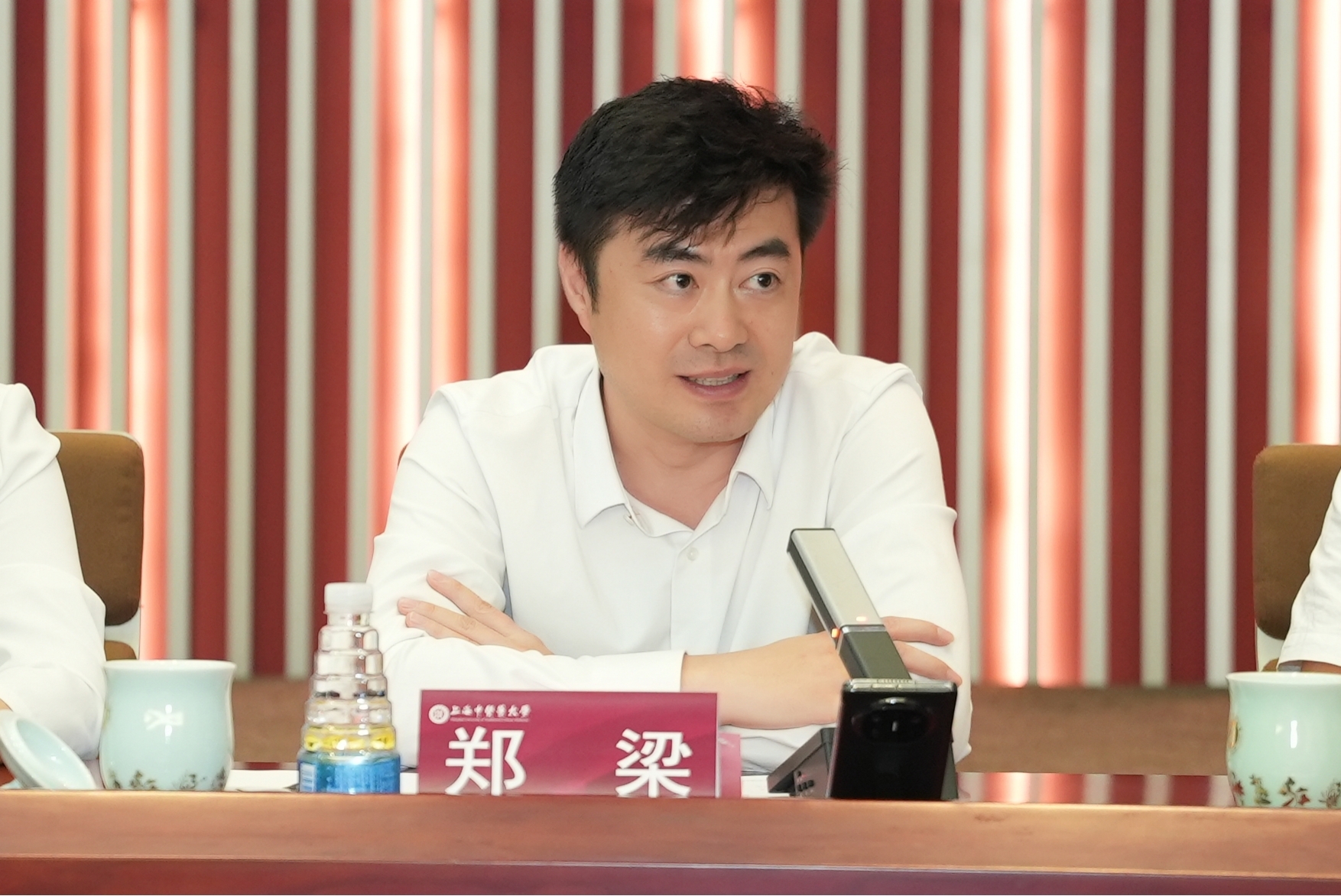 郑梁在会上发言