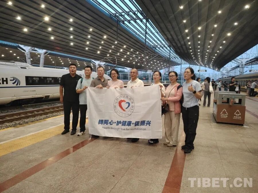 出征人员在站台合影 摄影:王东