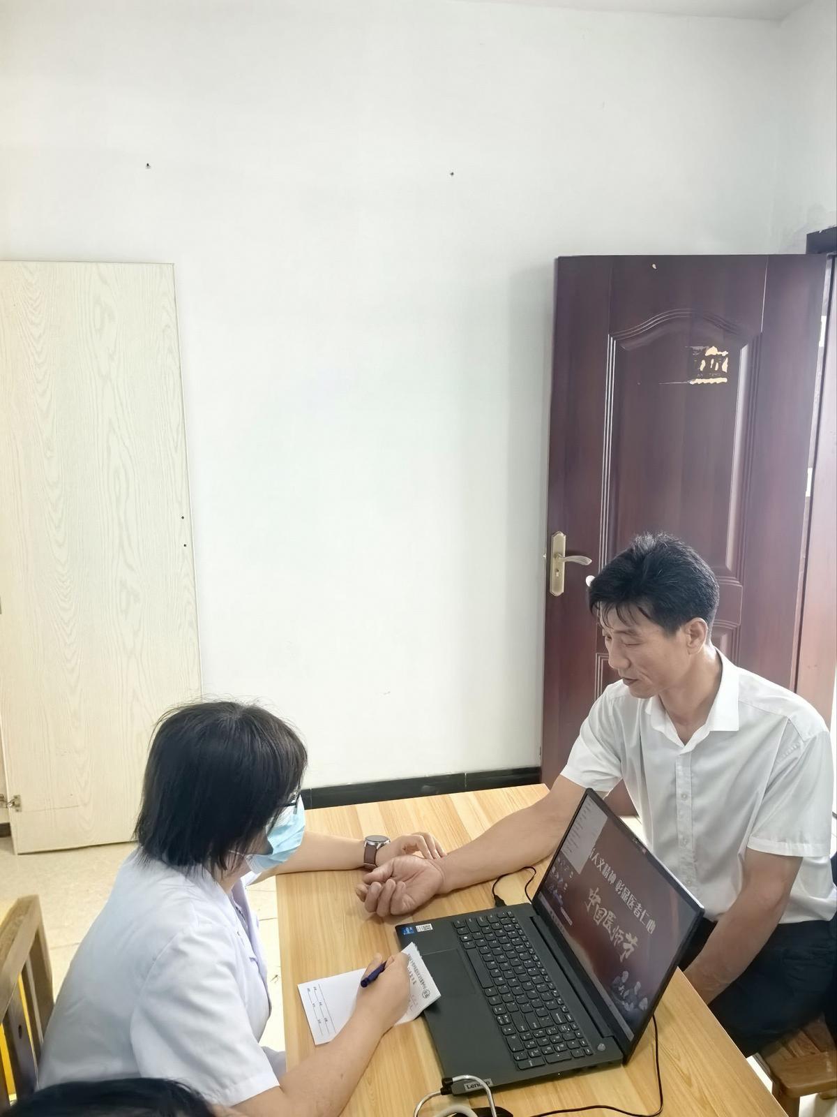 湖南省郴州市苏仙区卜里坪街道社区卫生服务中心中医医师上门为退役军人开展辨证问诊。