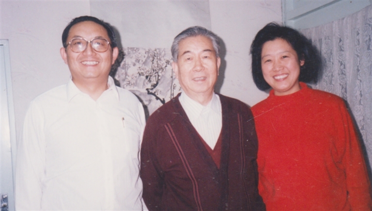 崔月犁(中)和儿子张晓彤(左一)、儿媳刘敏的合影。 刘敏供图