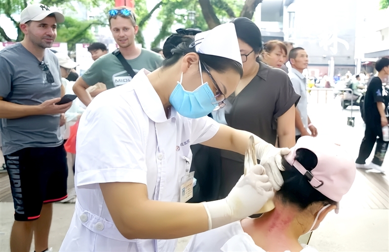医务人员为市民提供角法服务。