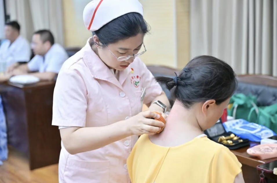 护士为市民艾灸。