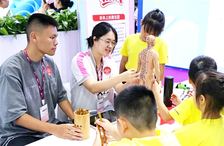 工作人员教孩子们辨识穴位。