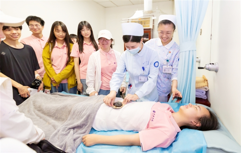 学生在南京市中医院体验鳖甲灸。