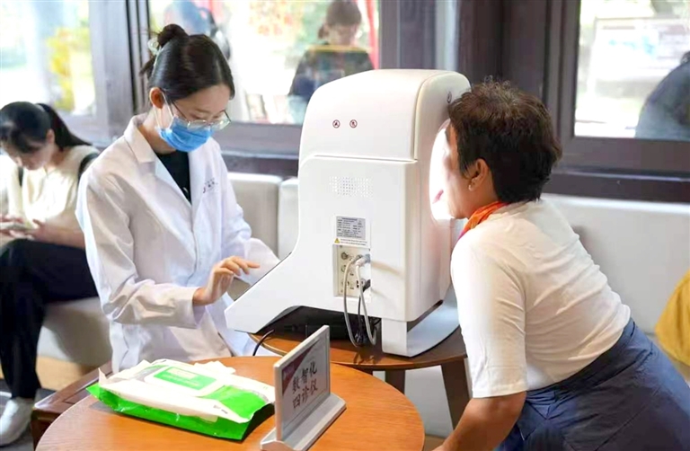 市民体验四诊仪。 中国中医科学院西苑医院供图