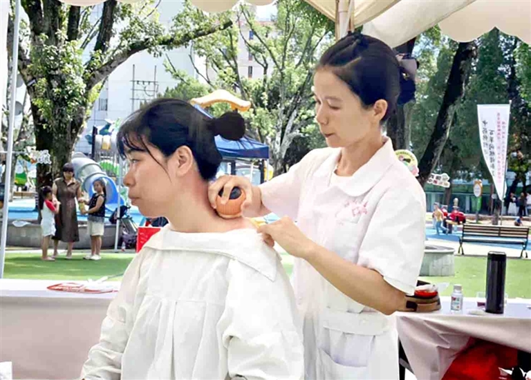 市民正在体验中医适宜技术治疗。