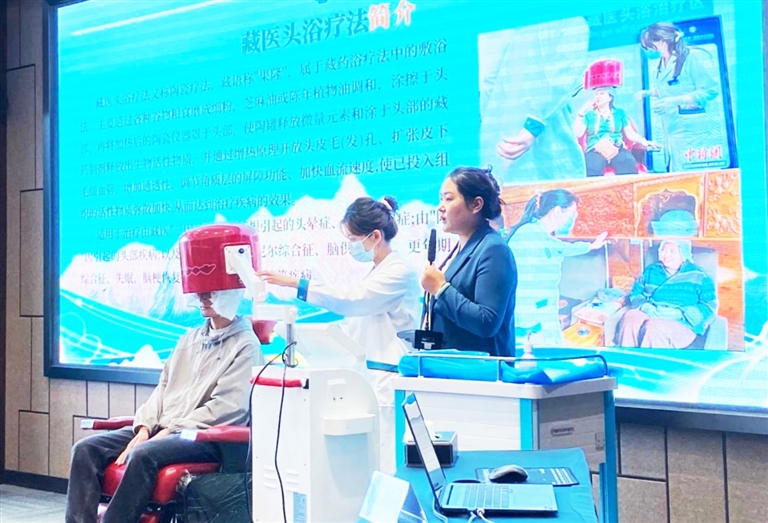藏医专家普布色珍展示头浴疗法。