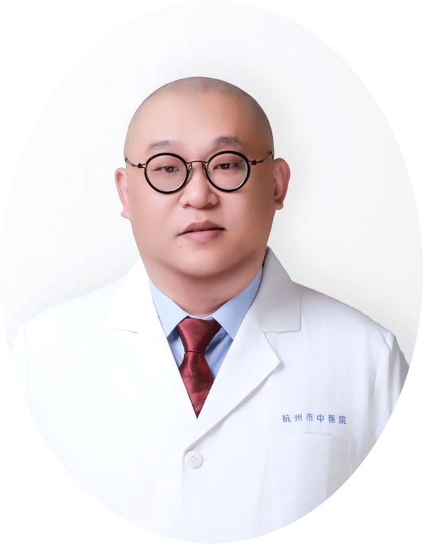 专家简介:张伟,杭州市中医院骨伤科主任医师。擅长脊柱微创技术,在中西医结合治疗颈椎病、腰椎间盘突出症、腰椎管狭窄症等方面经验丰富,主张“能保守不手术,手术必微创,术后重康复”的阶梯化诊疗理念。