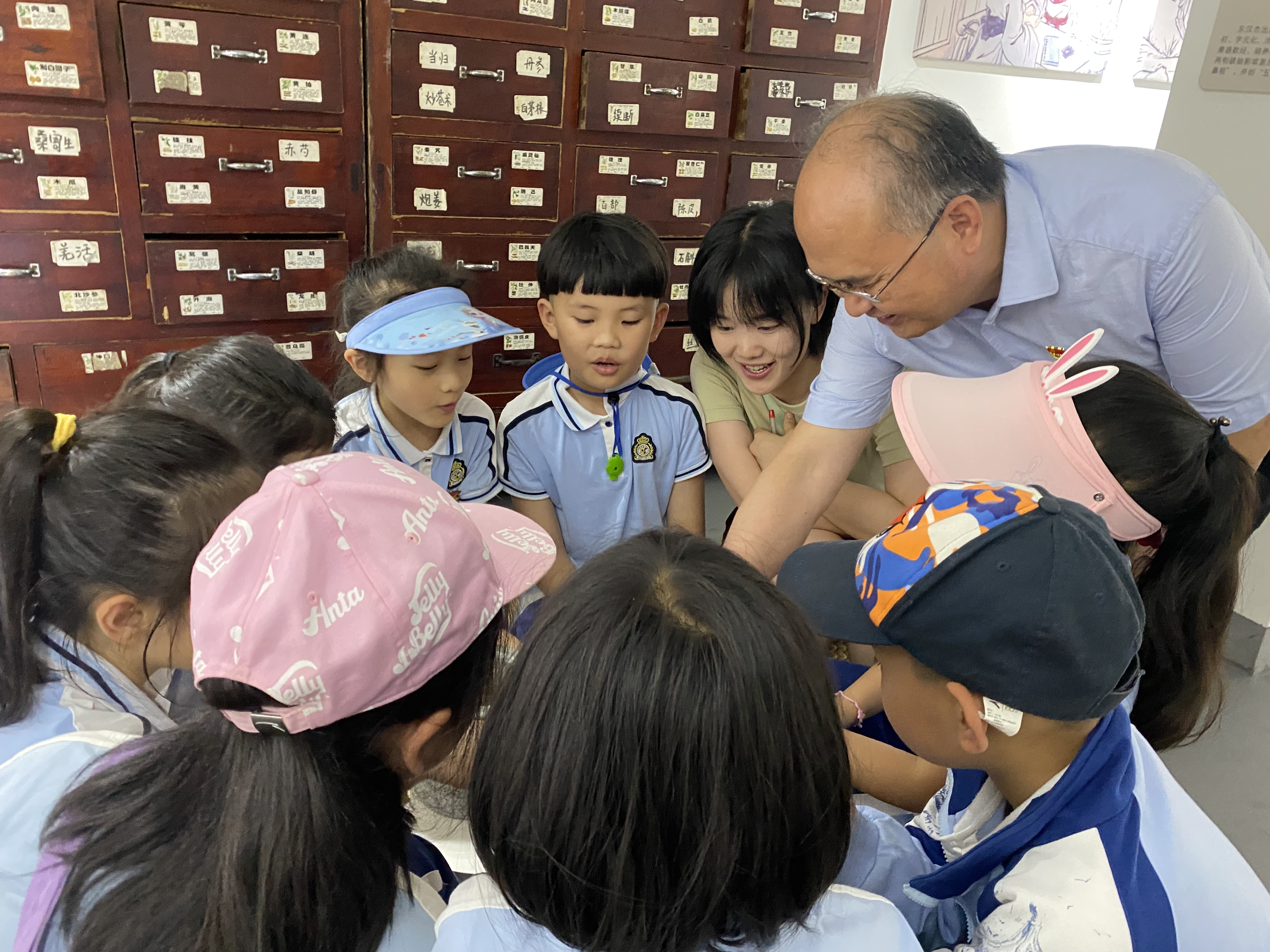 中医药专家指导小学生开展中医药文化体验活动.jpg