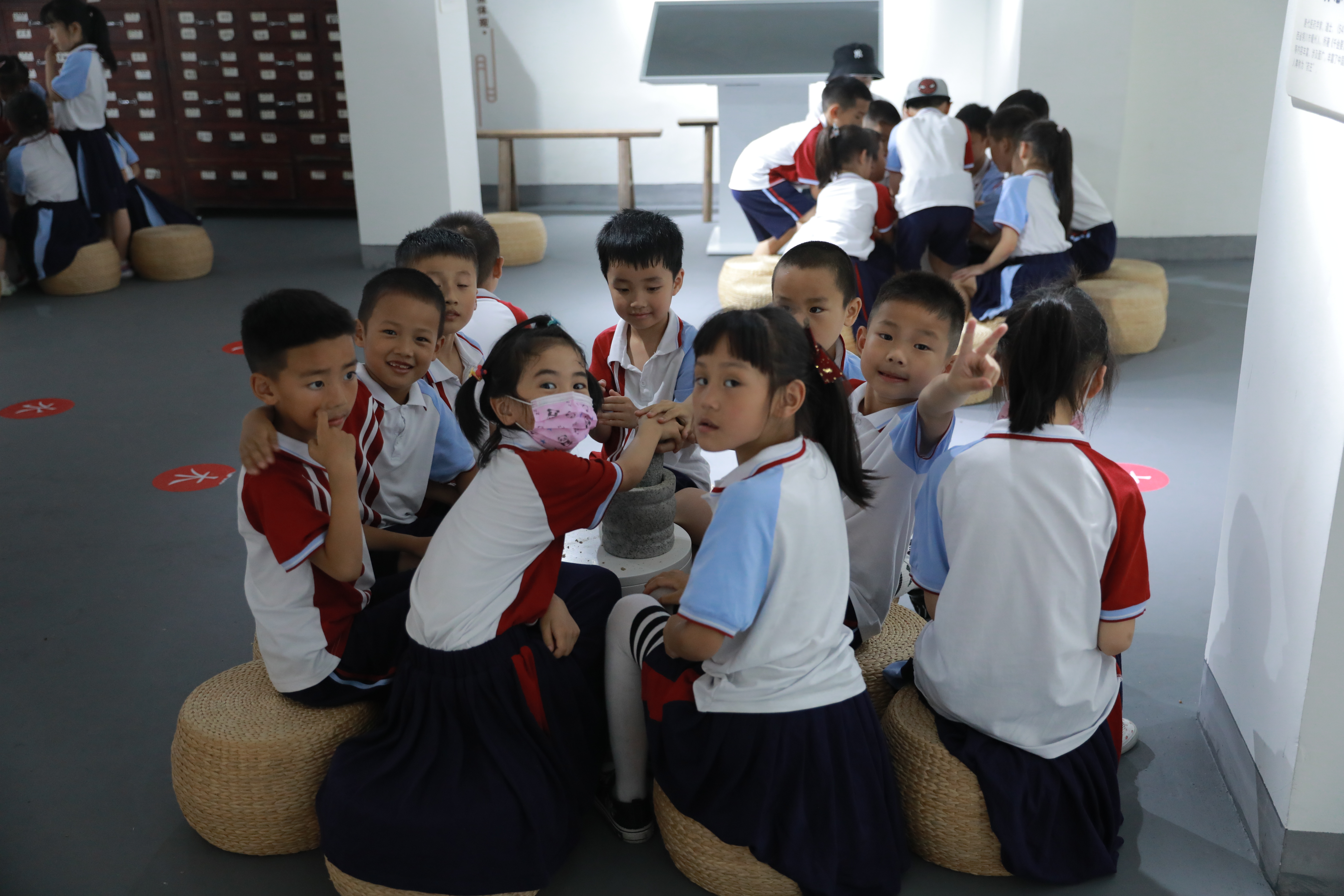 低段学生在学校中医馆里化身“中医小能手”制作中医药敷贴 (3).jpg