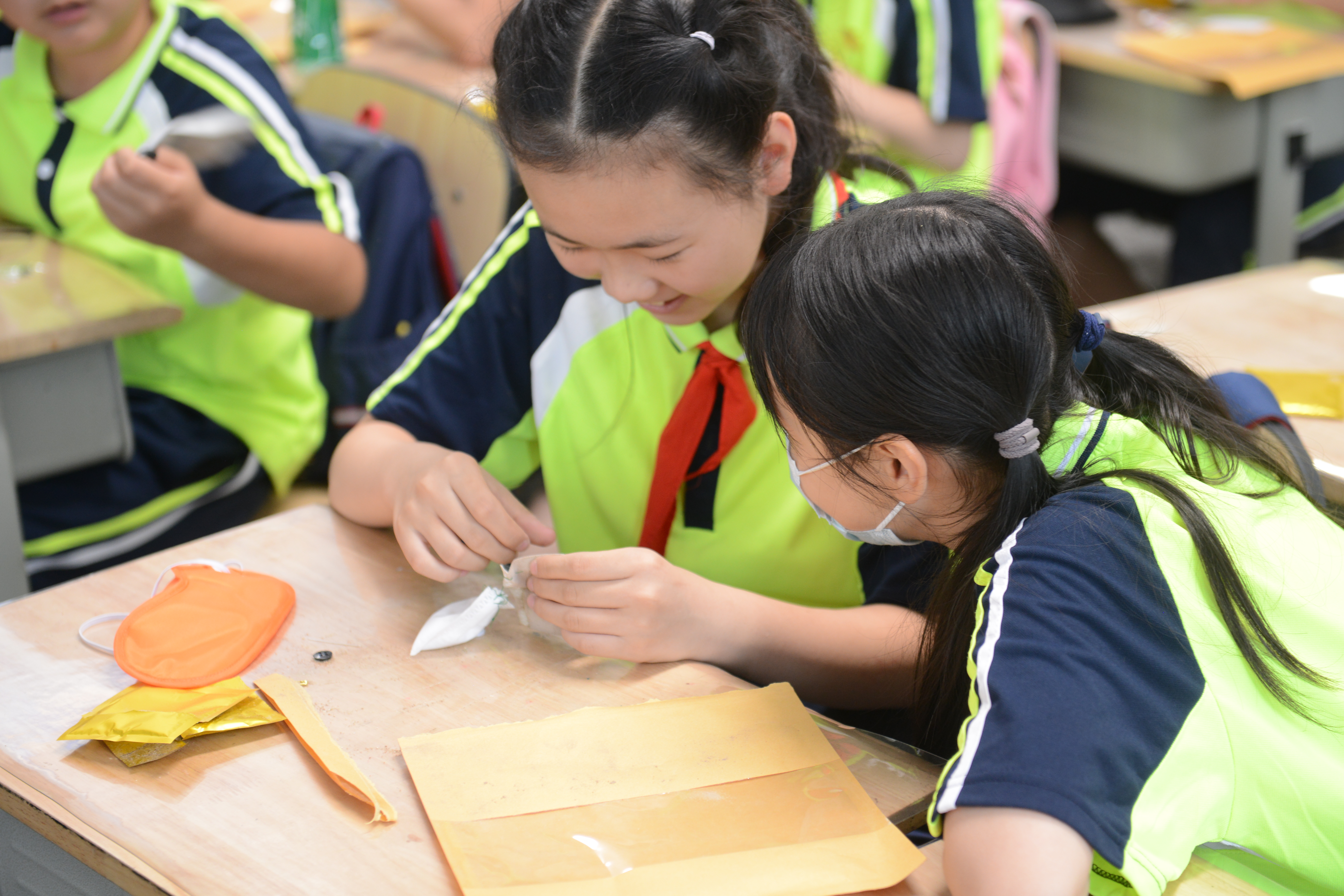 高段学生学习护眼草药的配制，了解科学护眼的重要性，零距离触摸和识别草药，自制中草药眼罩。.jpg