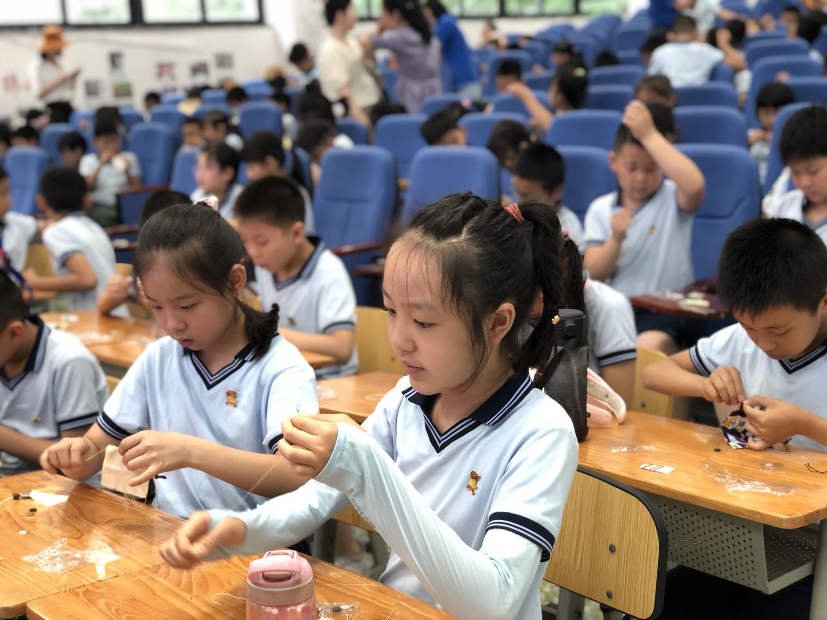 孩子们对DIY国潮艾香囊充满兴趣，认真熟悉艾草中药材的性味、作用、功效等，零距离触摸和识别，沉浸式学习包装、缝制。 (3).jpg