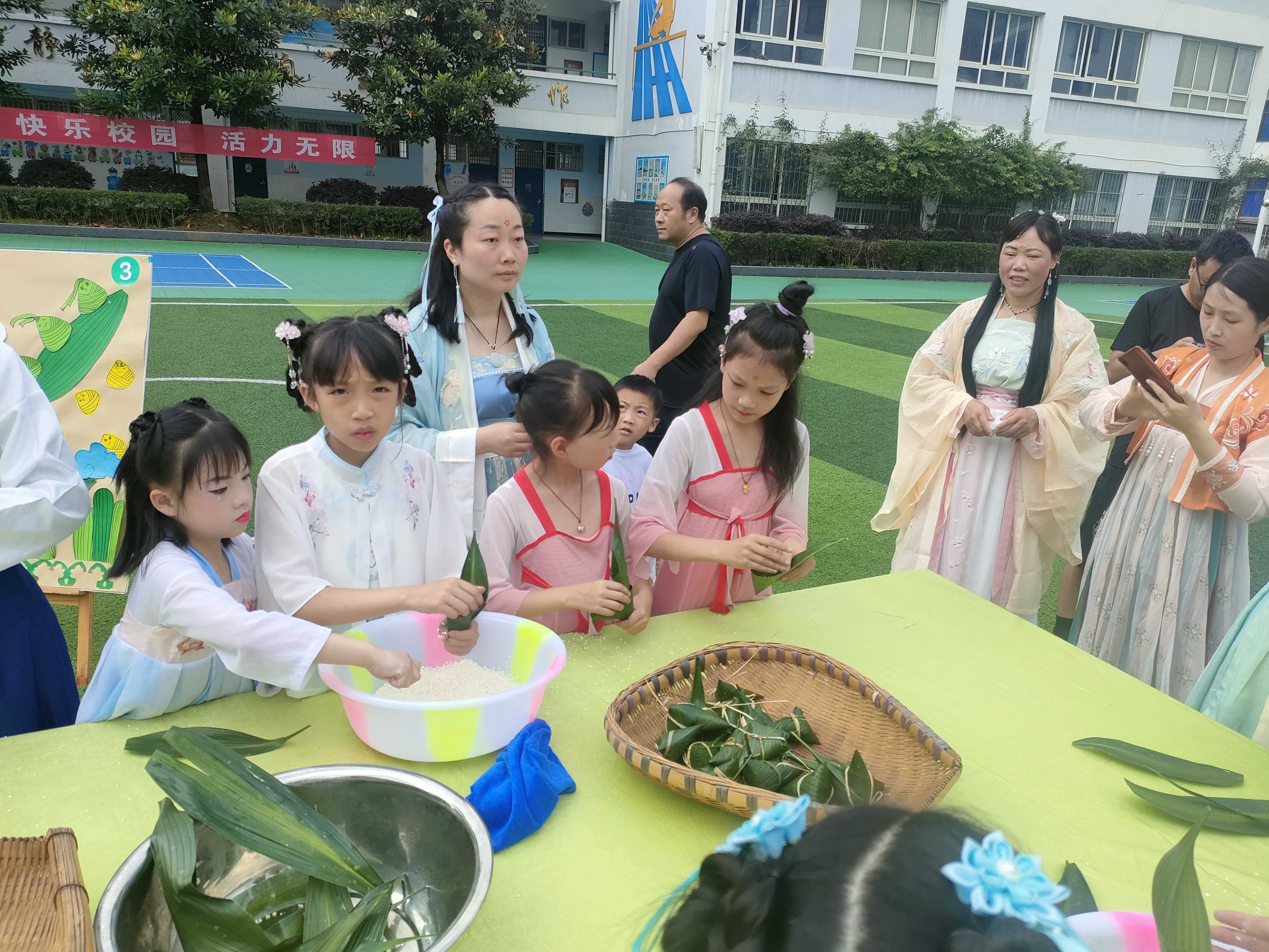天全县城区第二完全小学学生动手包粽子.jpg