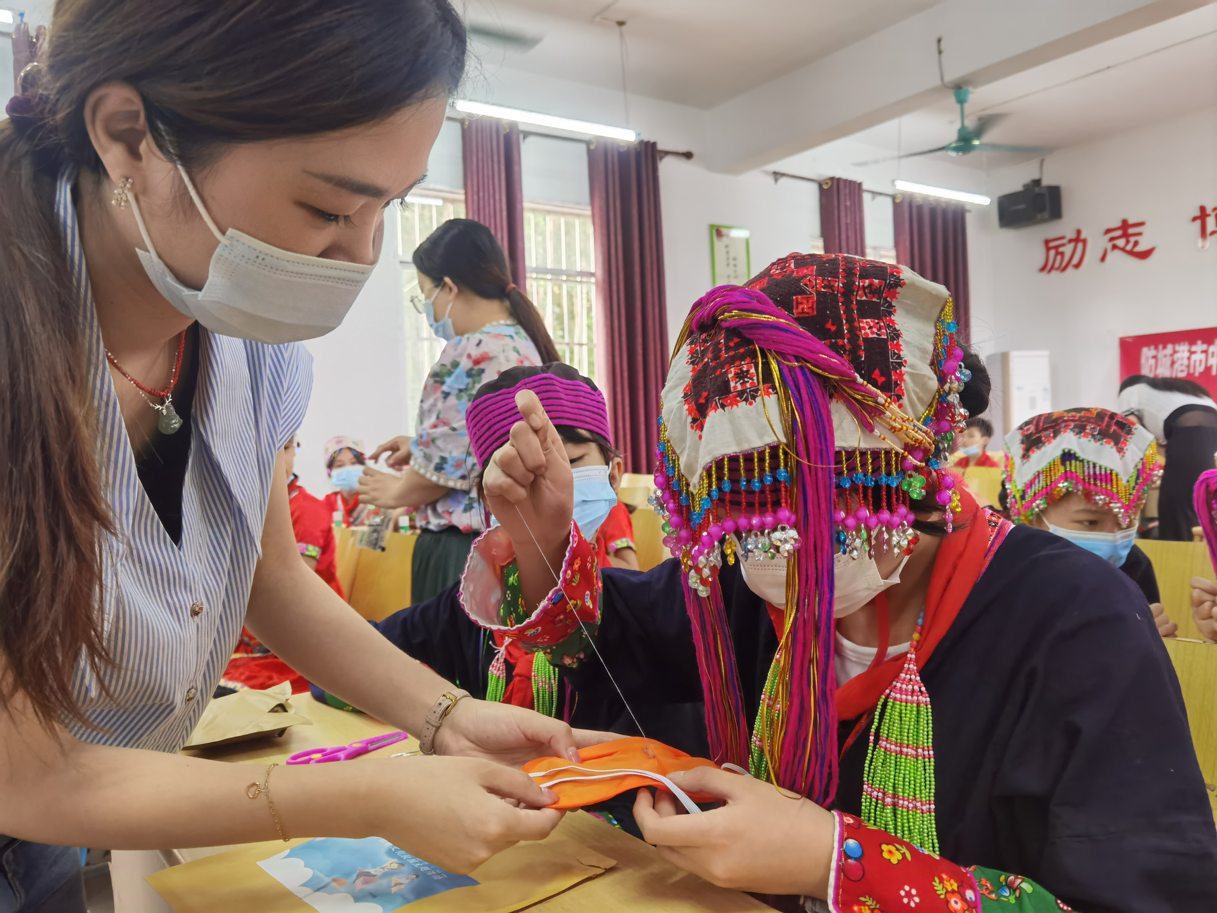 老师教授学生手工制作中药护眼眼罩.jpg