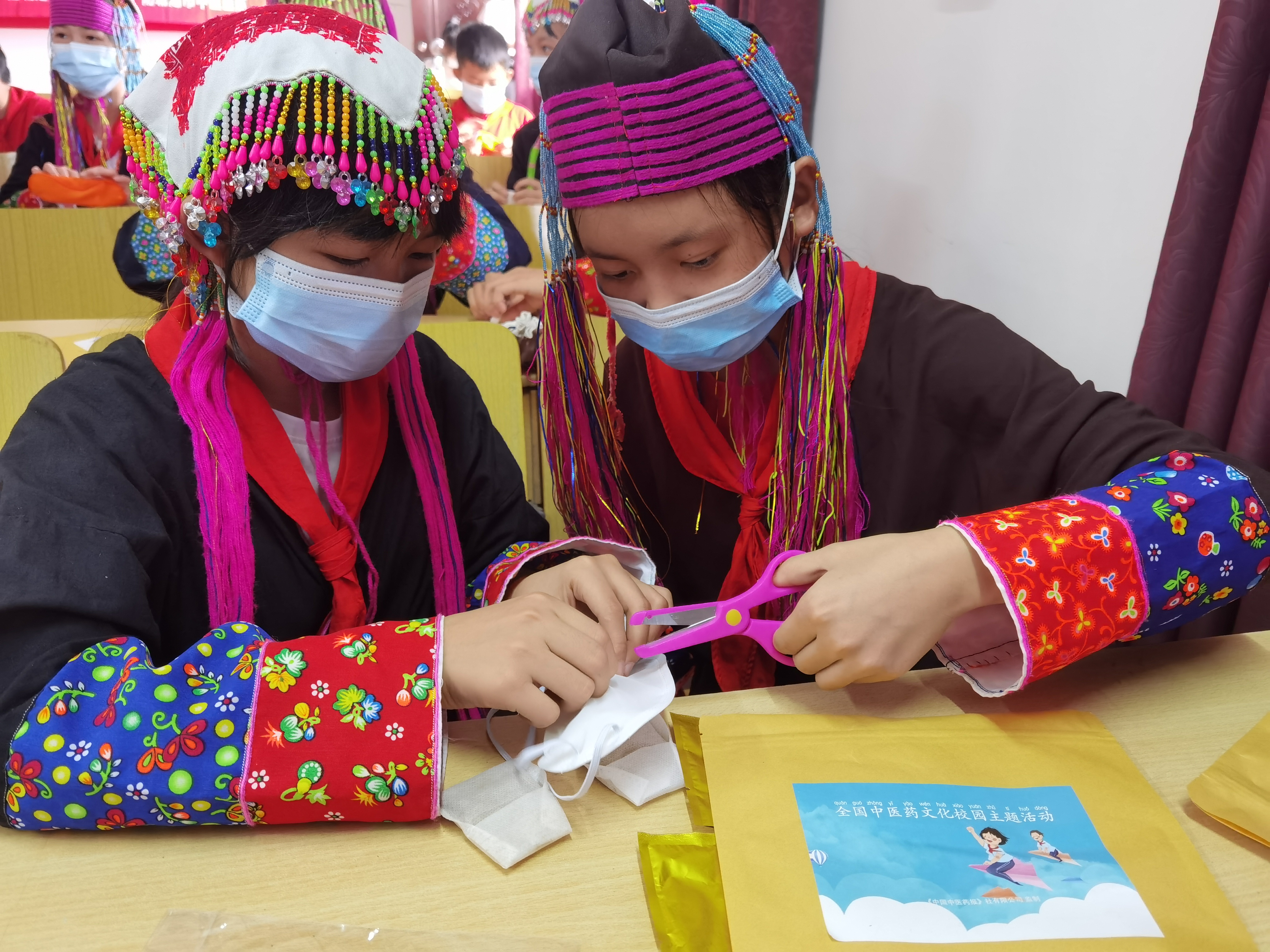 学生手工制作中药护眼眼罩.jpg
