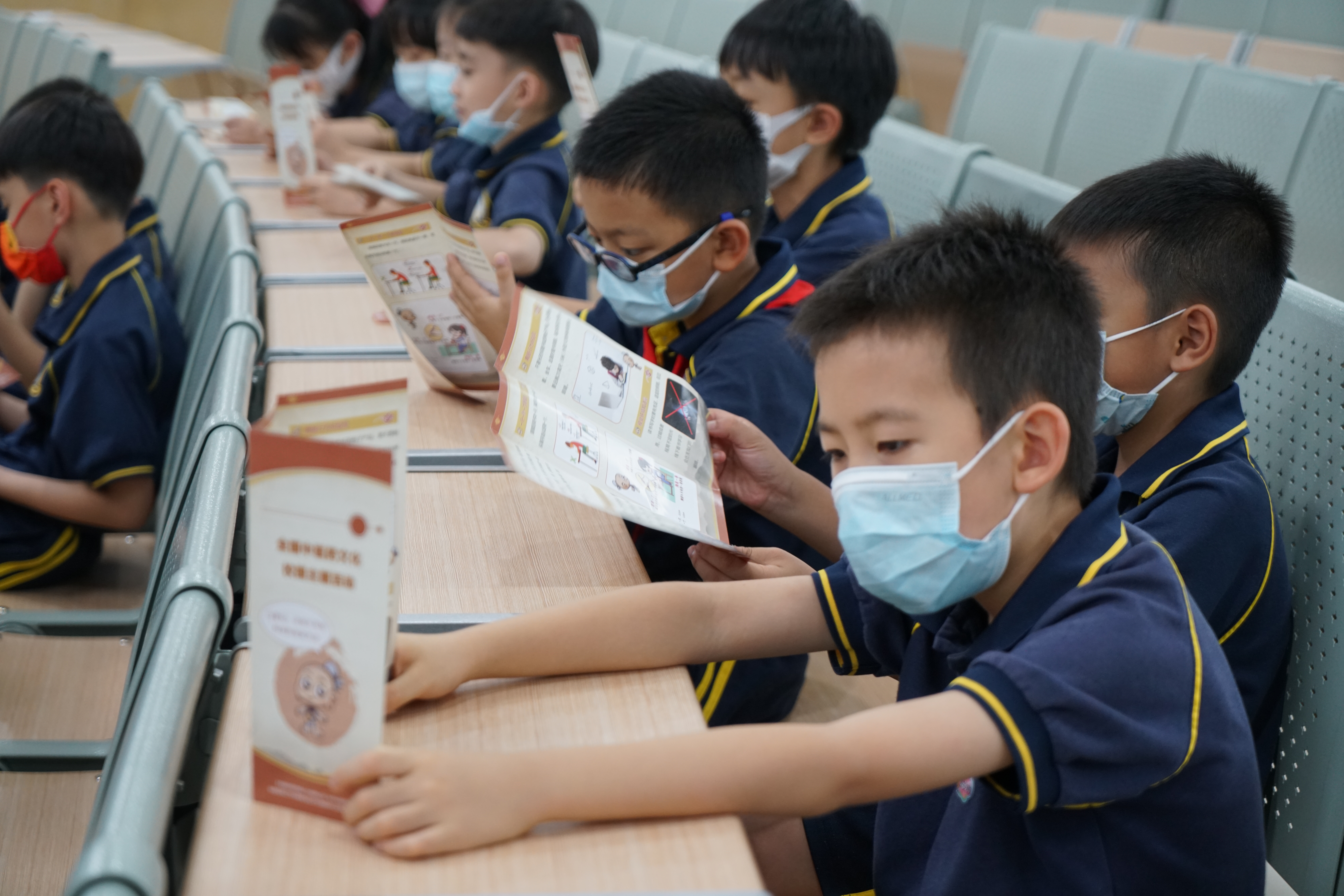 8荔湾区华侨小学学生学习爱眼知识.jpg