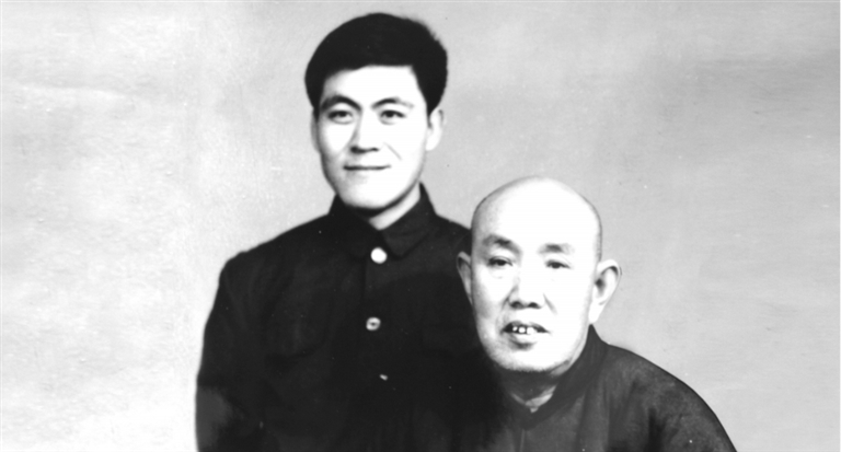 陈宝贵(左)和老师柳学洙合影。